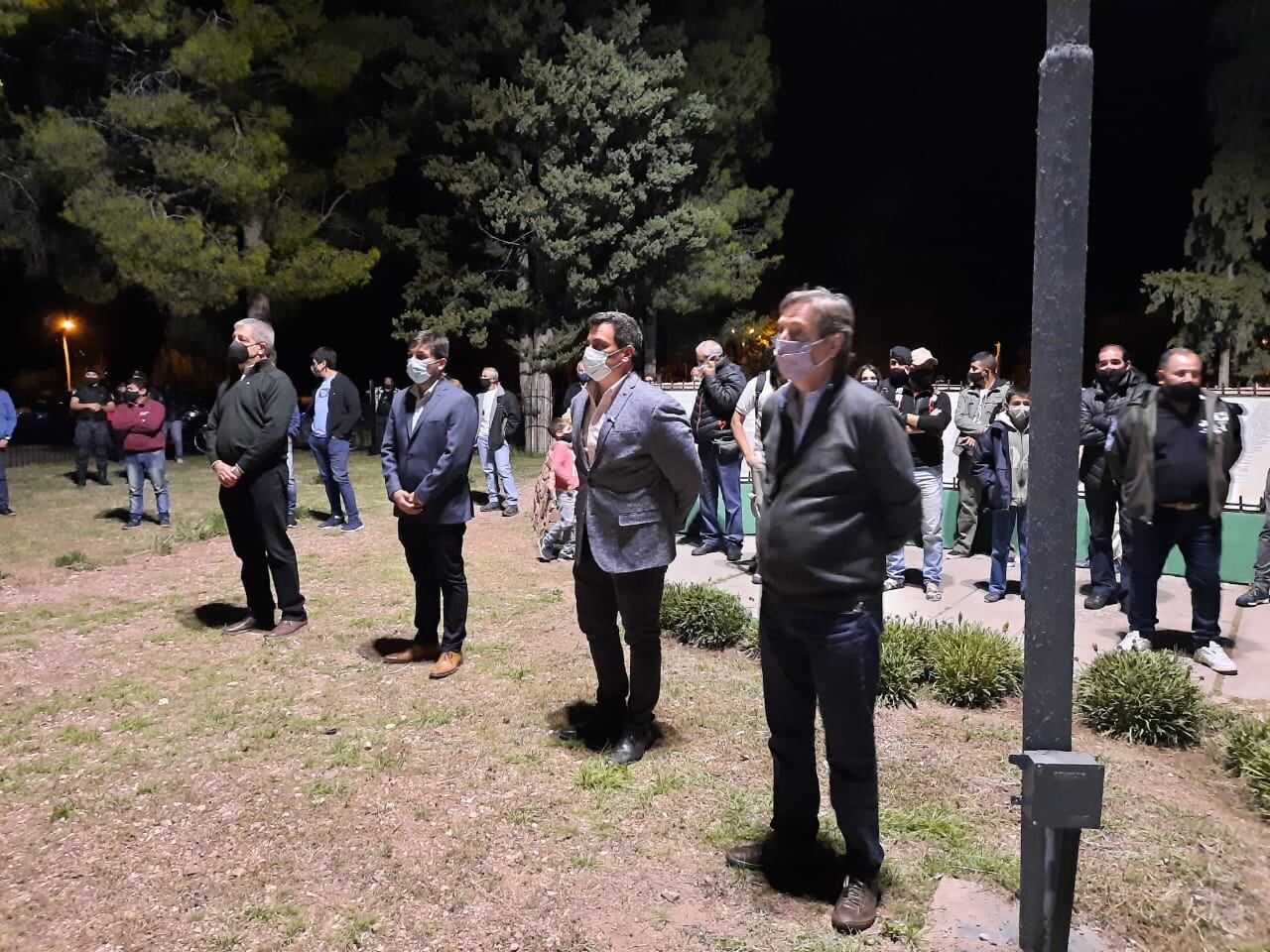 El intendente acompaó a los veteranos de Malvinas durante la vigilia en el monumento en la rotonda del Cristo.