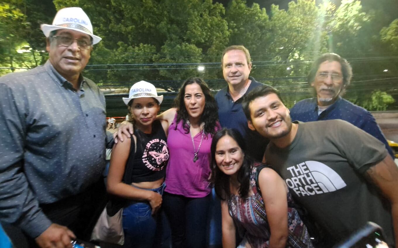 La dirigente sampedreña Carolina Moisés, junto al senador Guillermo Snopek en la sede del PJ Jujuy con referentes partidarios.