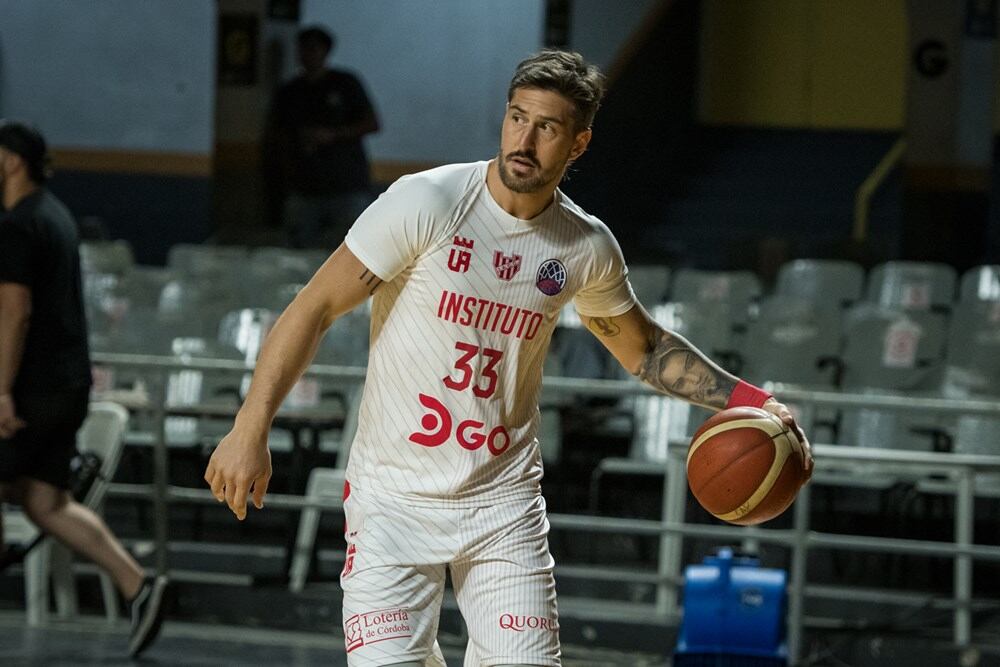 Nicolás Romano, de muy buen aporte ofensivo en Uruguay para el triunfo de Instituto sobre Flamengo. (Prensa Fiba Américas)