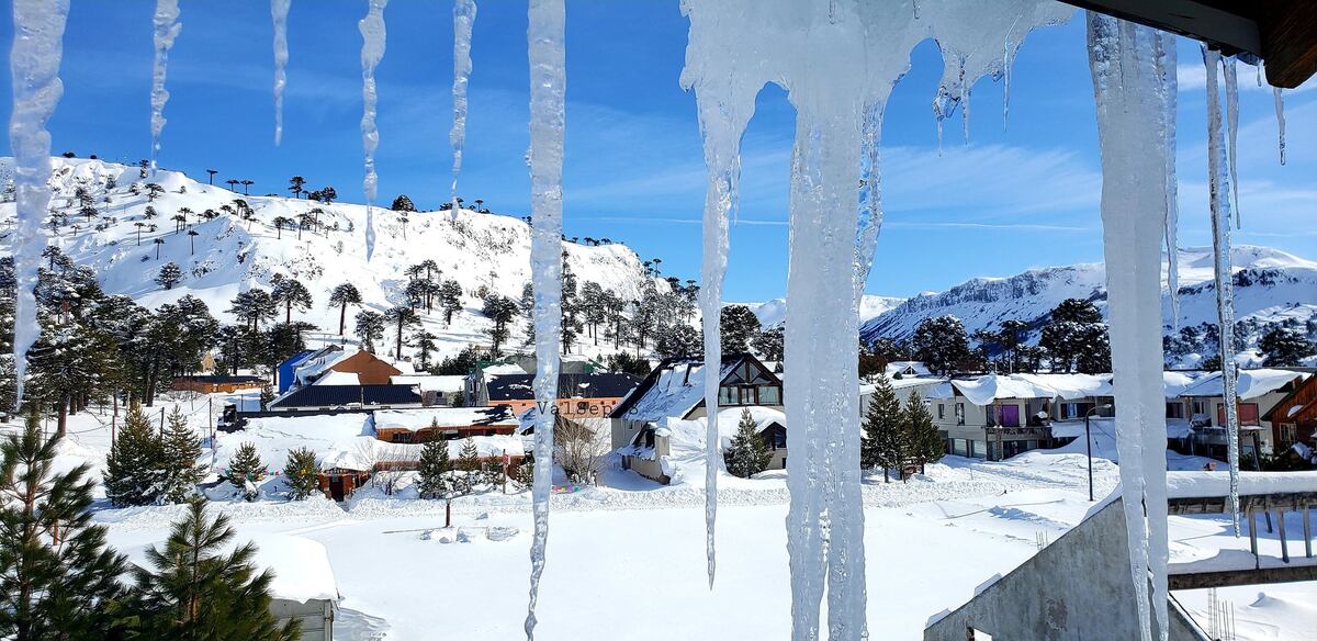 Impresionante nevada en Neuquén: ¿Cómo se las ingenian los vecinos para seguir sus vidas enterrados bajo la nieve?