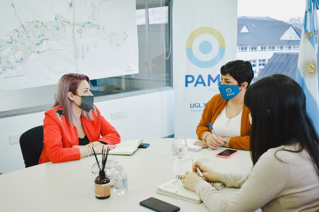 Trabajo conjunto entre la Secretaría de la Mujer y el PAMI