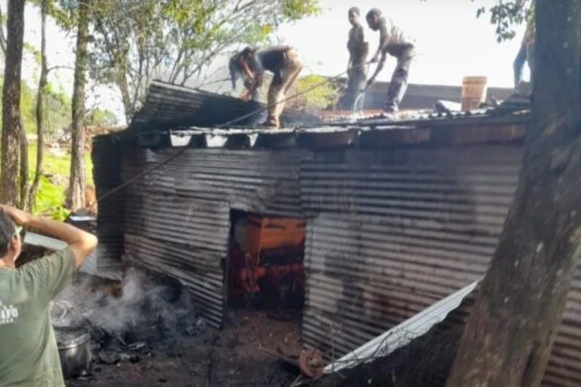 Un incendio en un aserradero consumió parte de un galpón en Santiago de Liniers.