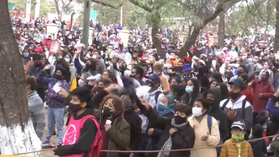 Miles de devotos peregrinaron al santuario de la Virgen del Rosario de Río Blanco y Paypaya, y con devoción participaron en las misas oficiadas en el lugar.