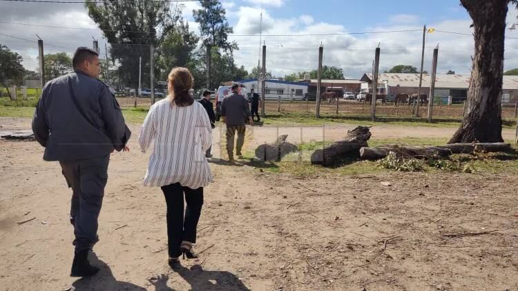 La jueza Pereyra visitando el Complejo Penitenciario junto al jefe del penal.