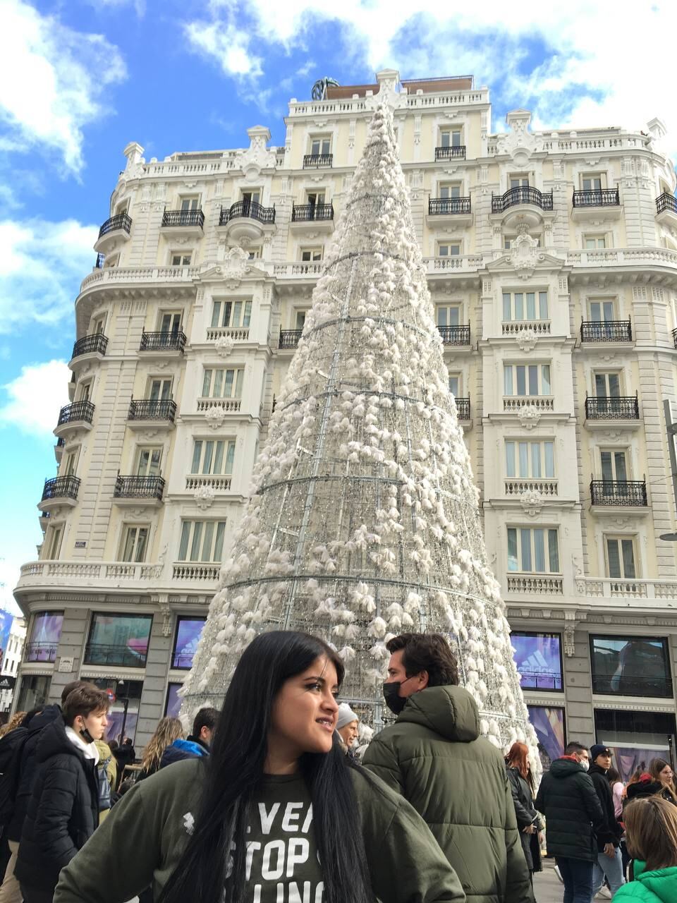 Con 21 años, partió a España a probar suerte. Estas serán las primeras fiestas lejos de su país.