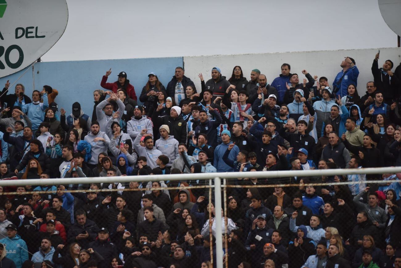 La hinchada de Racing de Nueva Italia apoyando a su equipo en el empate 0-0 ante Tristán Suárez por la fecha 28 de la Primera Nacional. (Javier Ferreyra / La Voz)