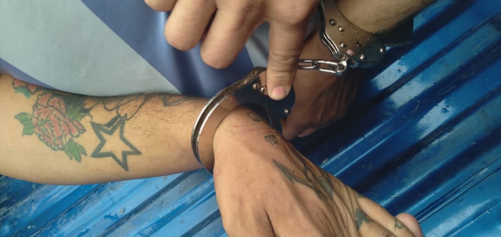 La policía capturó al acusado por un tatuaje en el dorso de su mano izquierda.