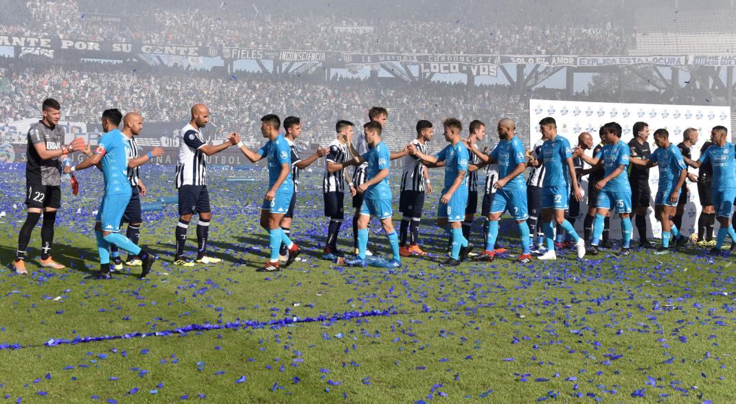 El saludo en el último clásico, el que Talleres ganó 3-0 por la Superliga. (Foto La Voz del Interior)