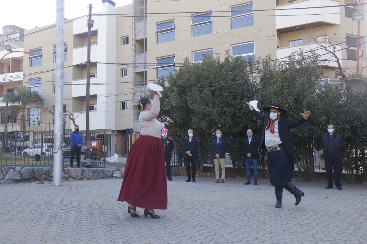 Pareja bailando Folclore