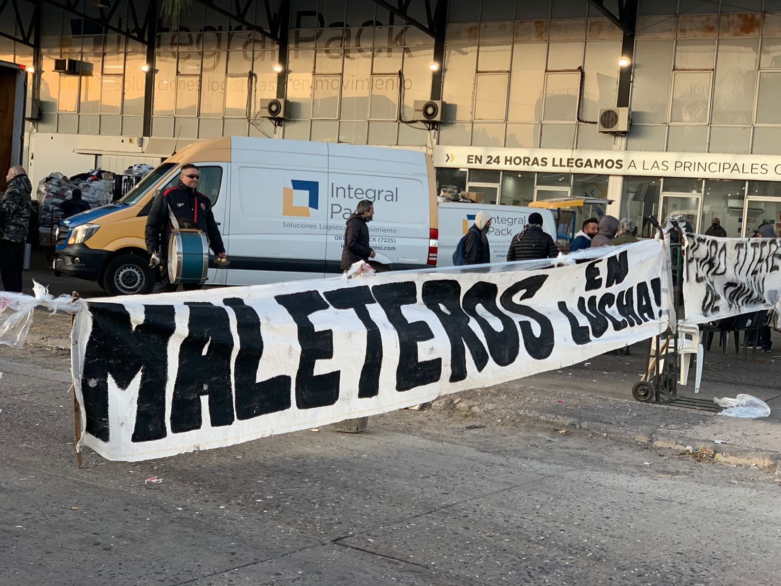 El paro de maleteros en la terminal de Rosario es por tiempo indeterminado.