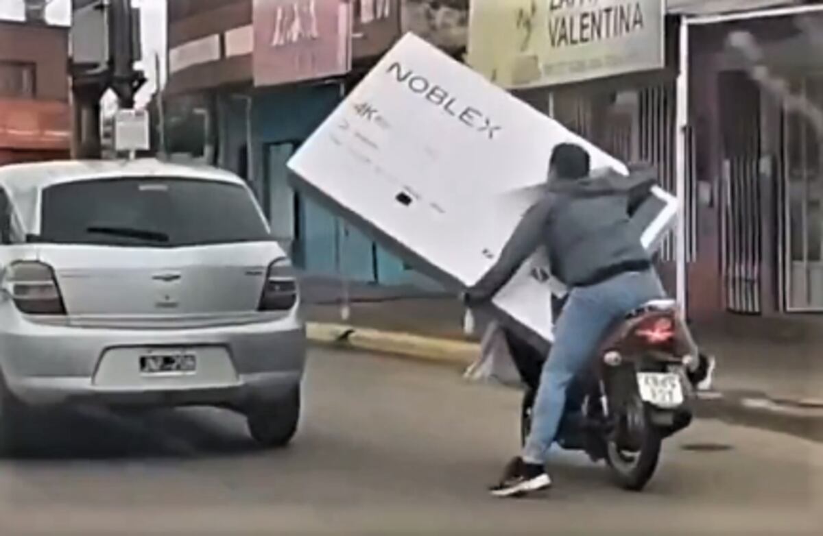 Viral en Corrientes: compró un televisor, se le rompió mientras lo llevaba a su casa y el gerente del local lo busca