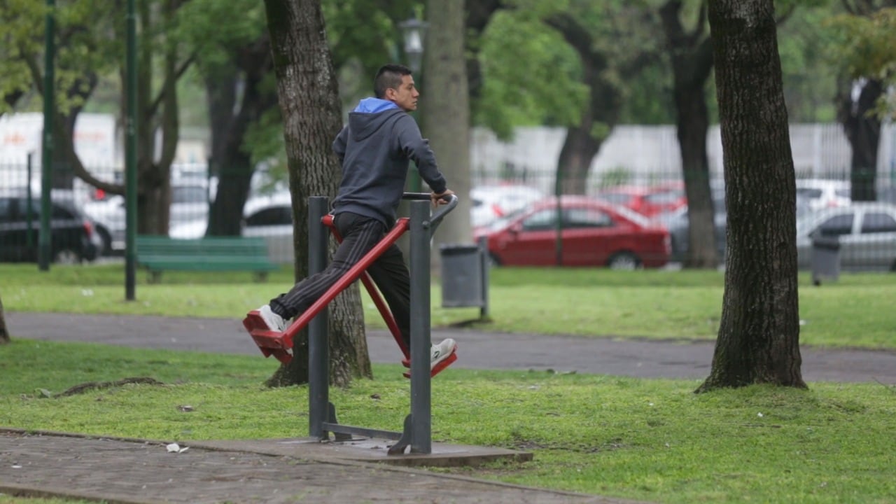 Postas aeróbicas en parques y plazas: furor entre los porteños que eligen hacer actividad física gratis y cuidados.