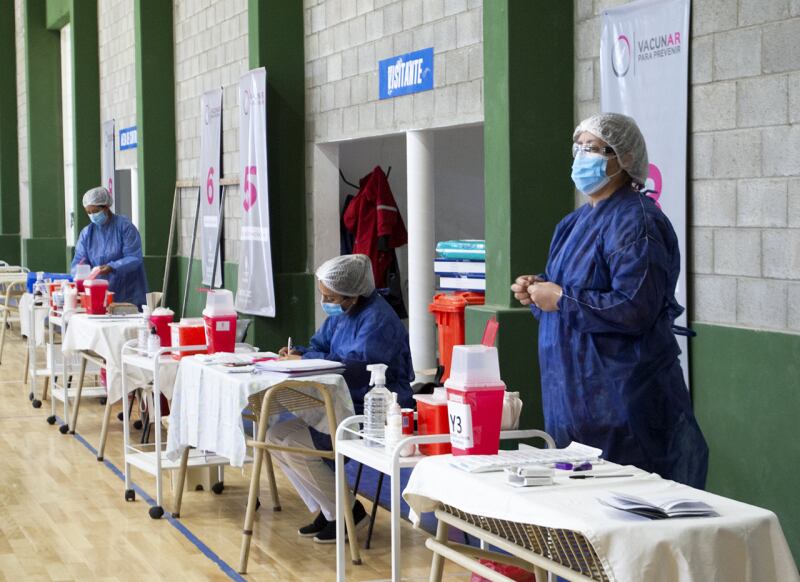 Los empleados municipales se acercaron al vacunatorio instalado en el gimnasio "Pancho" Cerda.