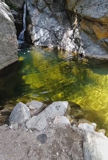 Ubicado en la Reserva Natural Vaquerias, el salto de agua se caracteriza por sus ollas de agua cristalina y su paisaje natural.