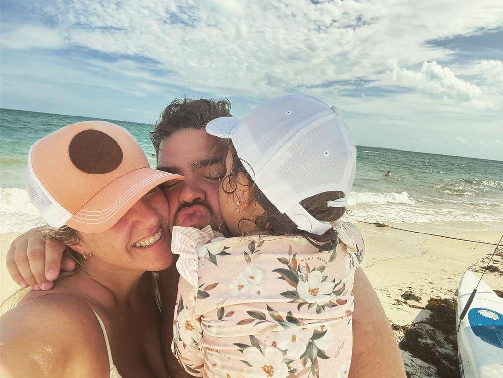 Dario Barassi se encuentra vacacionando en México con su esposa y su hija. Luego se embarcará en una nueva serie de Star+ antes de regresar a su conducción en El Trece.