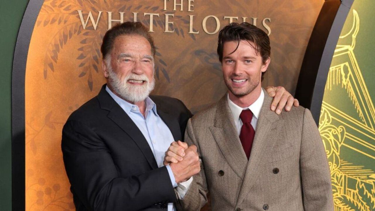 Patrick junto con su papá Arnold en la premiere de la tercera temporada de White Lotus.