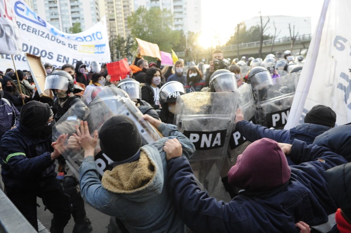 Mañana de tensión en Puente Pueyrredón: empujones y gases entre Prefectura y manifestantes