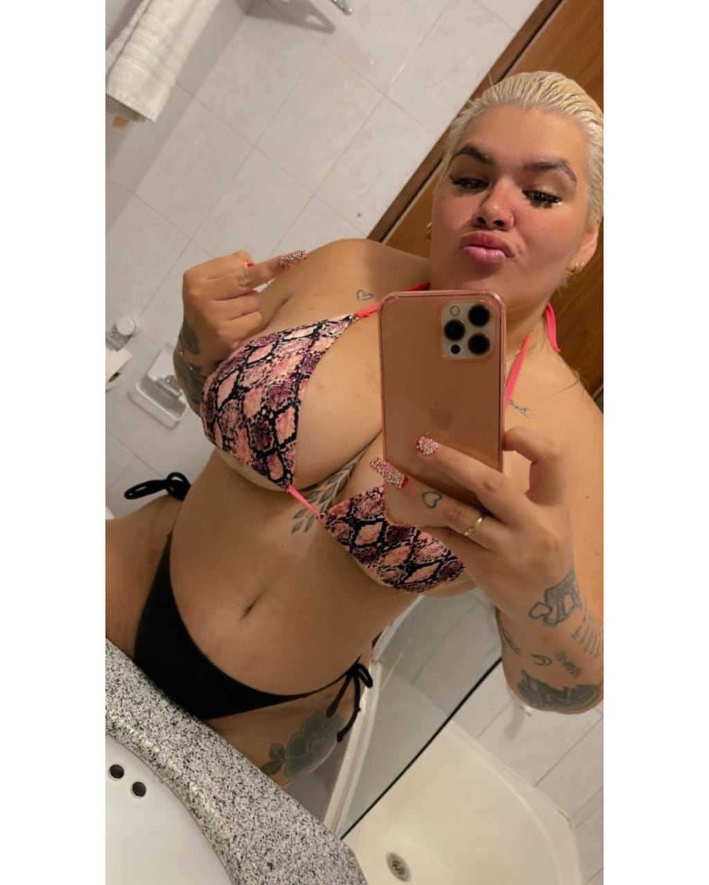 Morena Rial posó con una microbikini delante del espejo