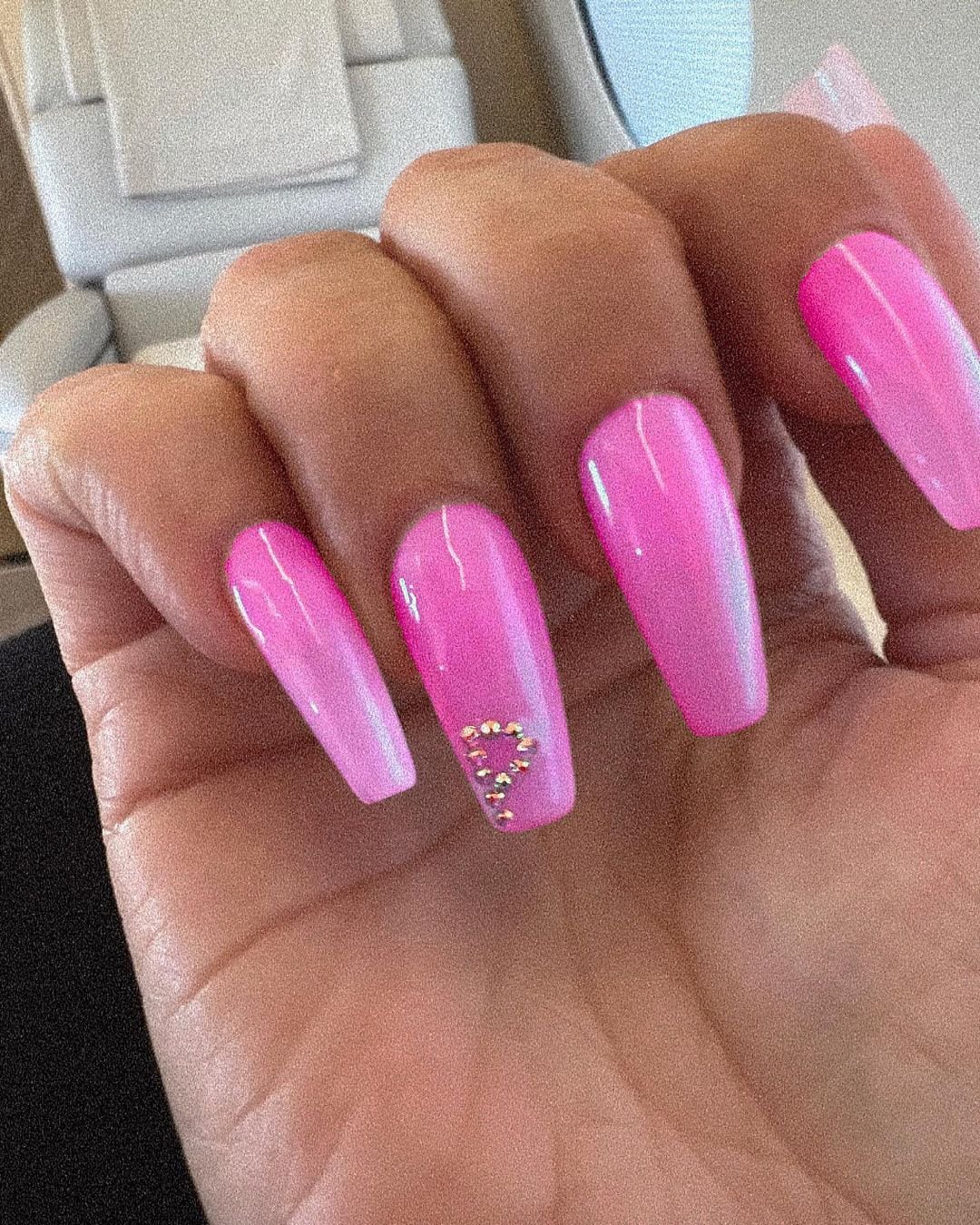 Kim Kardashian lució una P en sus uñas