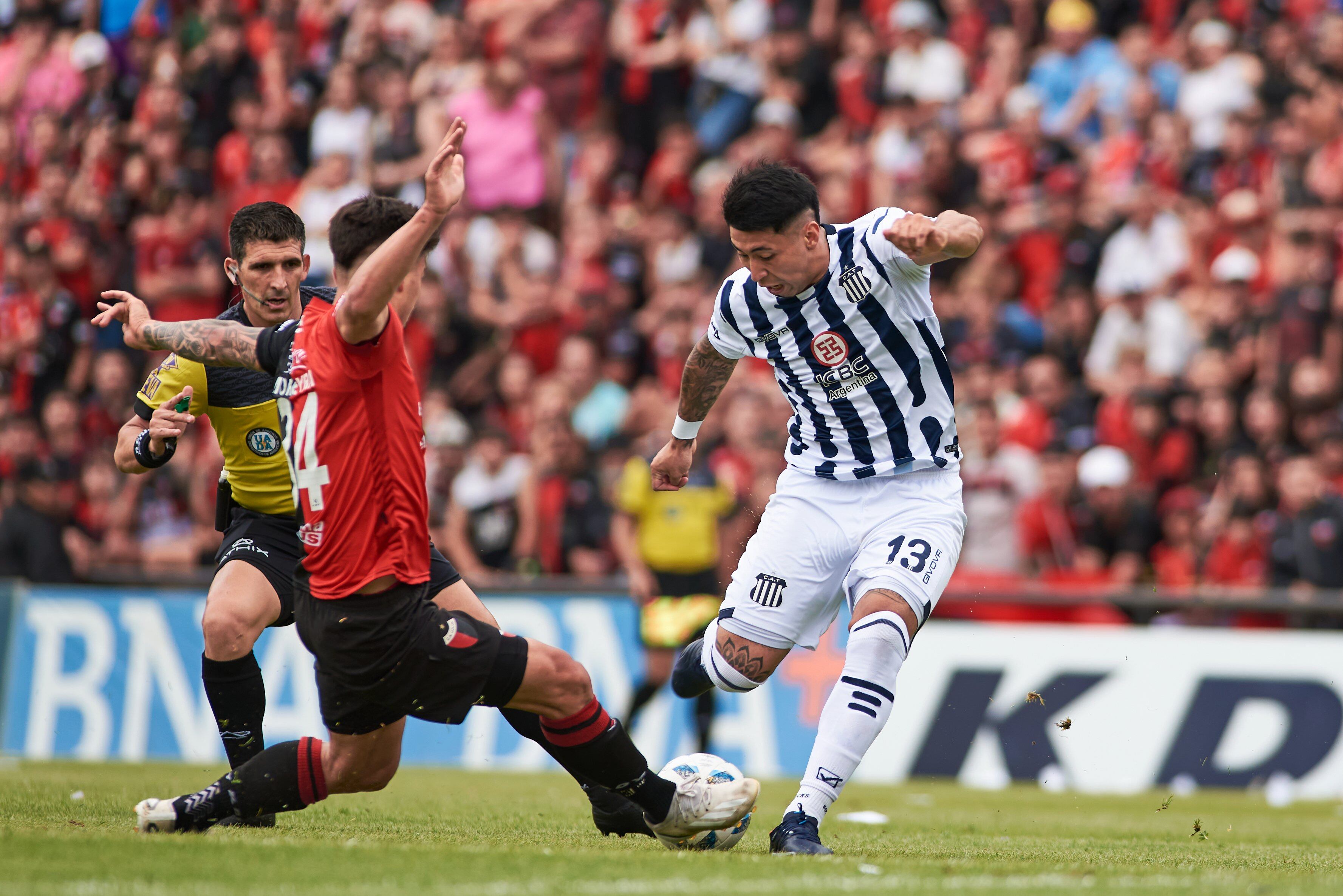 Luis Sequeira intenta gambetear a un rival en el partido entre Colón y Talleres