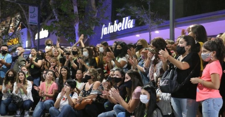 La comunidad de trabajadores de Falabella en San Juan se despidió en la puerta del local. Tiempo de San Juan.