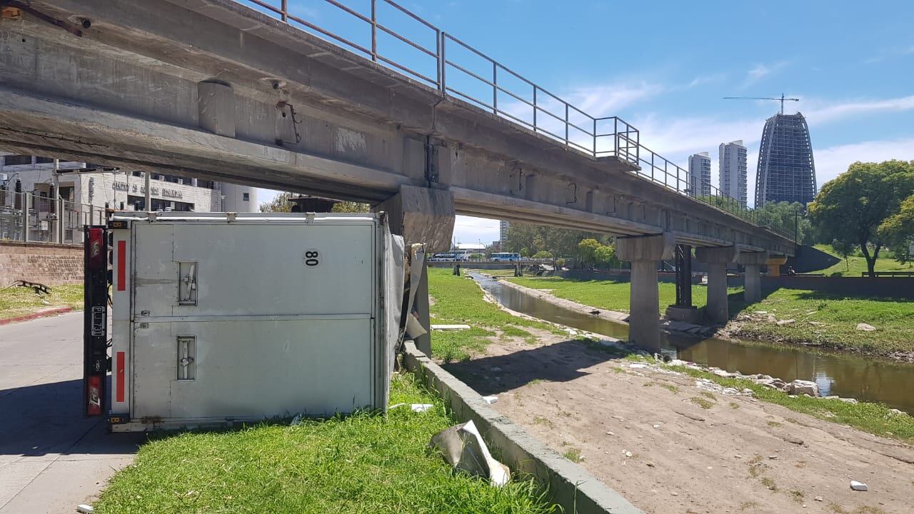 El puente no tenía la altura señalizada y el camión terminó volcando (Nicolás Bravo)