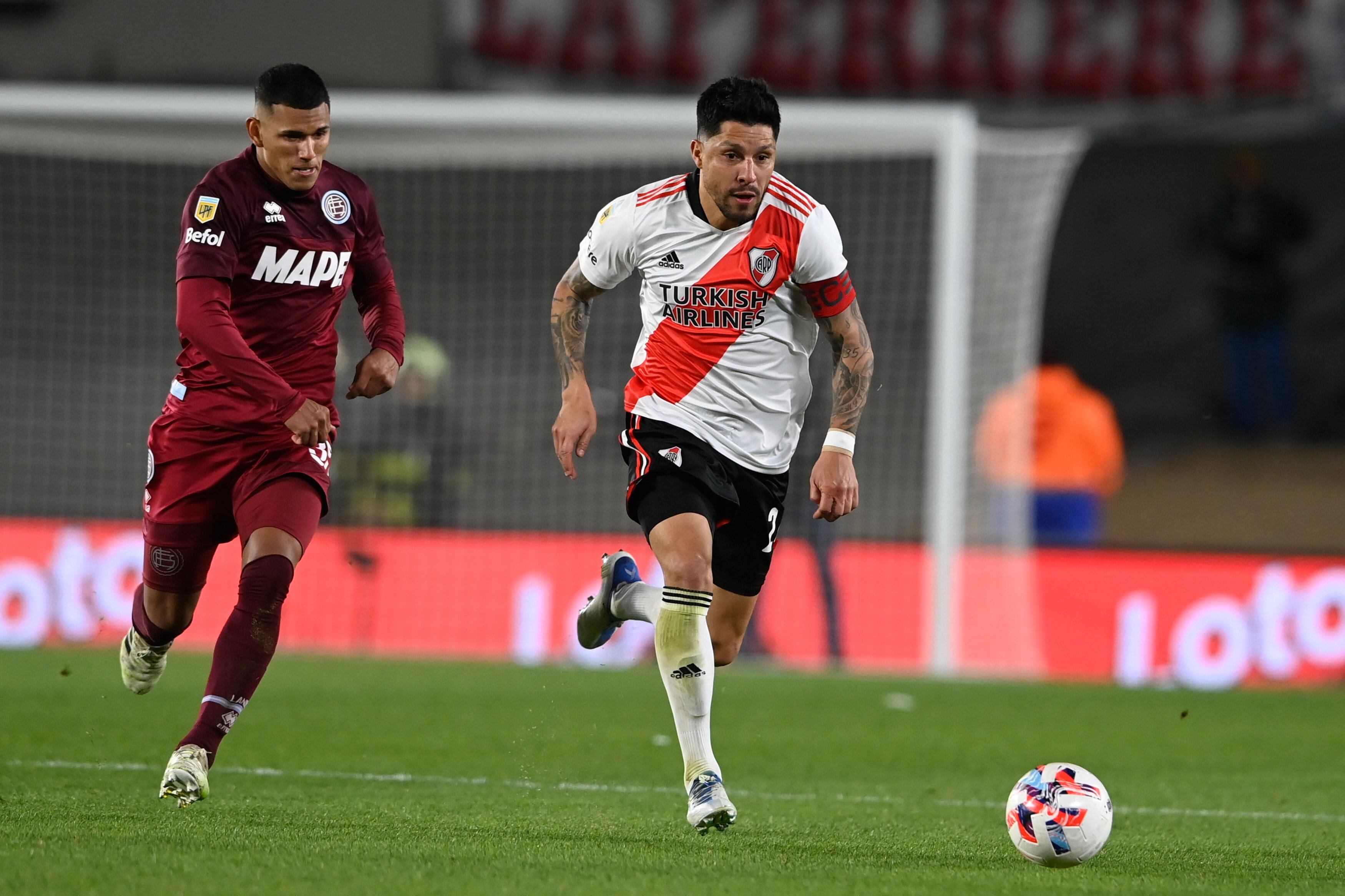 River se hizo fuerte de local y le ganó a Lanús por 2 a 1.