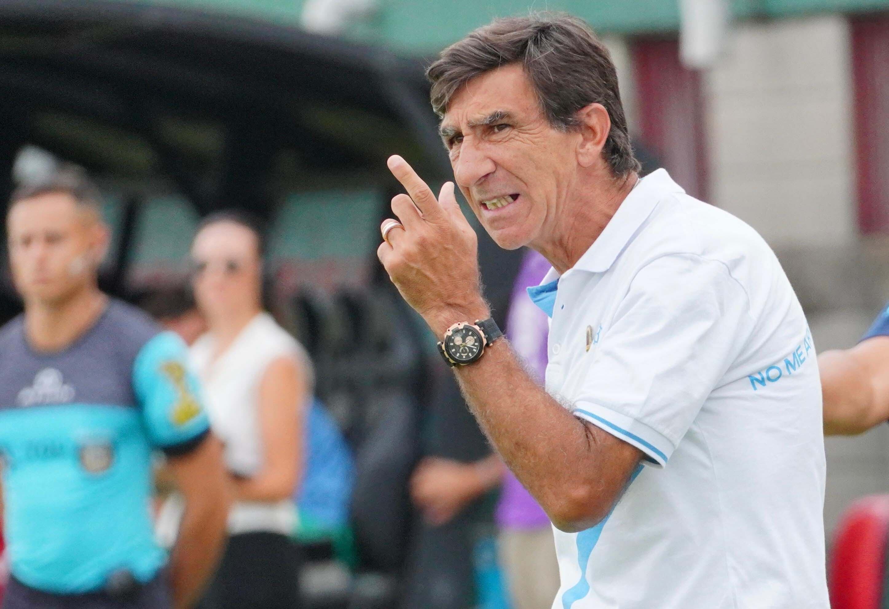 El técnico de Racing Gustavo Costas busca el mejor "11" para recibir a Belgrano por la segunda fecha del Torneo Apertura de la Liga Profesional. (Fotobaires)