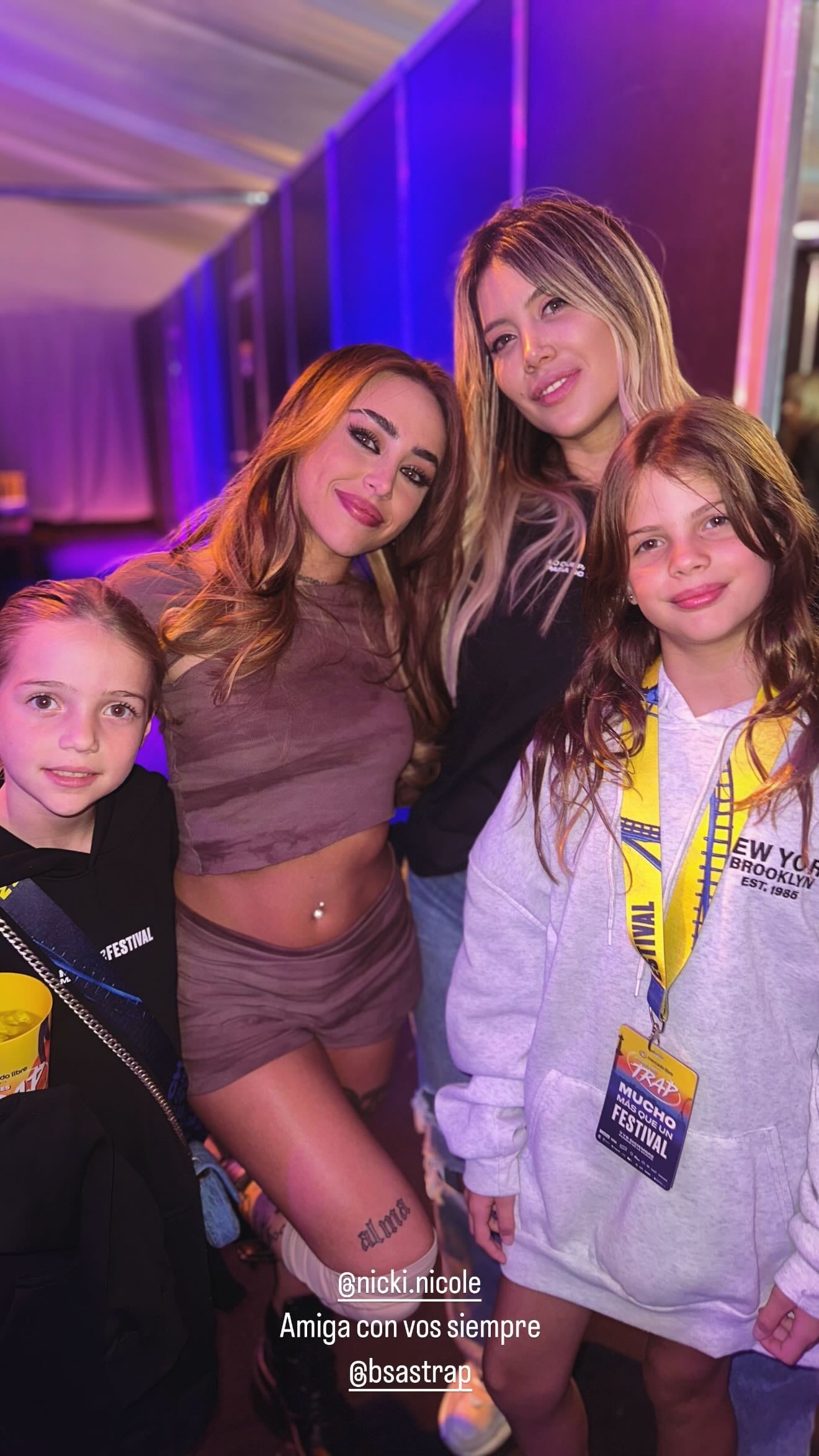 La rosarina posó con las hijas del futbolista de Galatasaray.