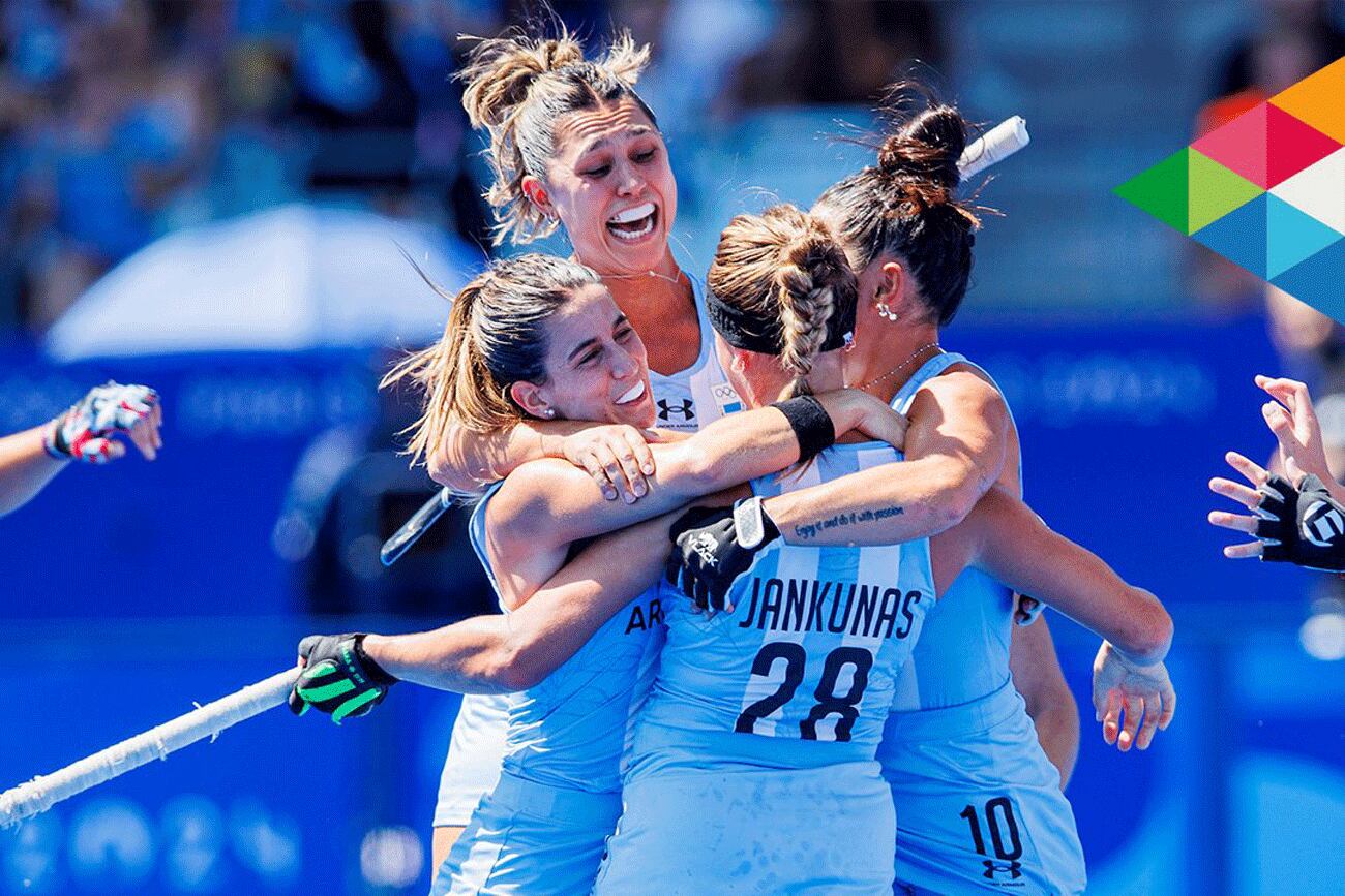 Abrazo de gol para Jankunas, que le dio el empate a Argentina y mandó la definición a los penales. (@FIH_Hockey)