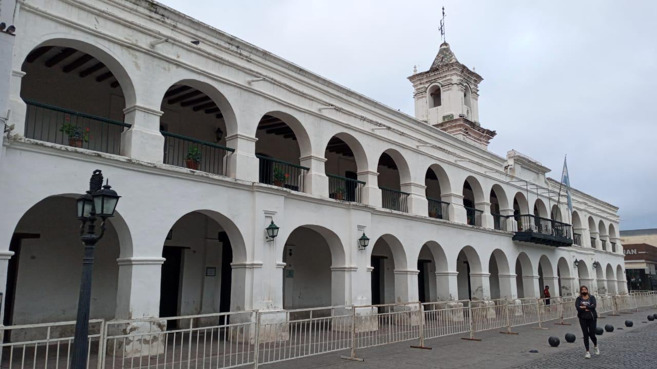 Por las marchas colocaron vallas en Iglesias y monumentos