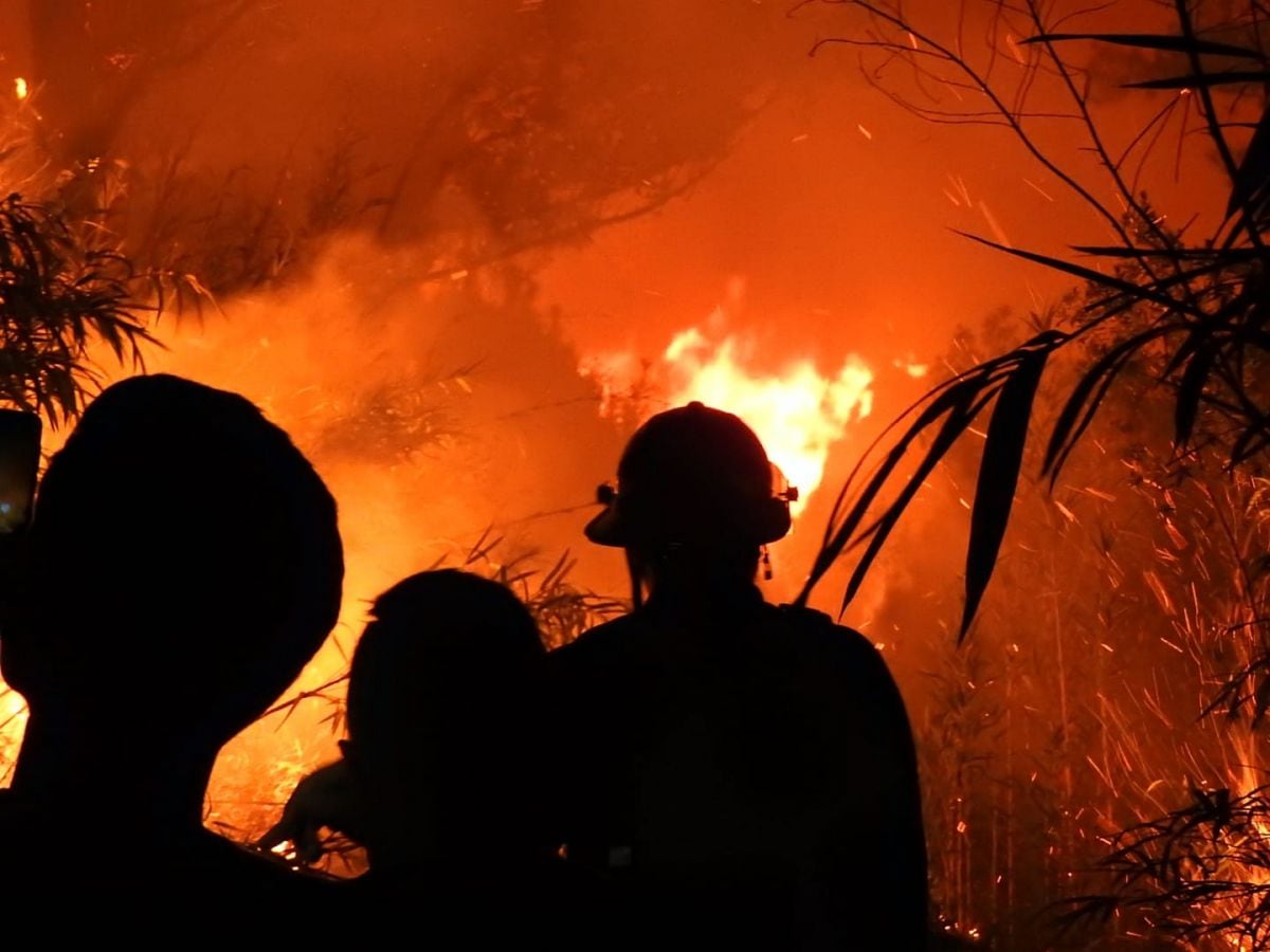 Continúan los incendios en Andresito y sumaron un helicóptero para combatirlos.