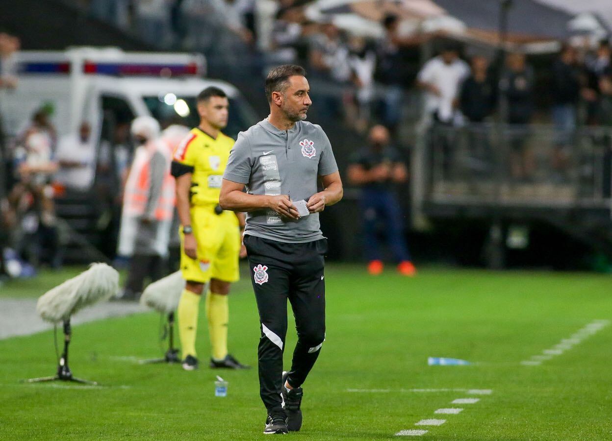 El DT del Corinthians Vítor Pereira tiene COVID y no dirigió el entrenamiento del lunes.