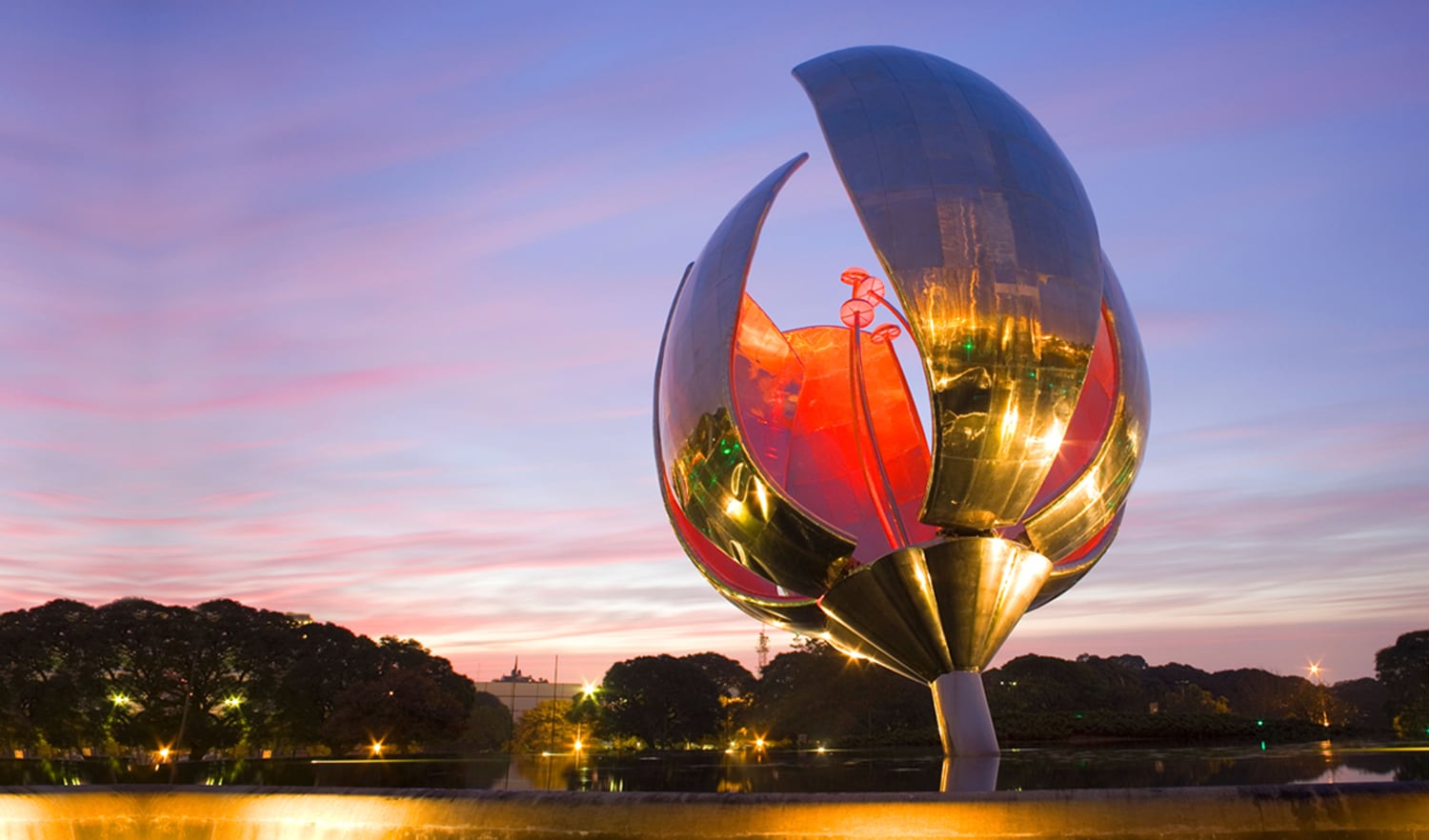 La Floralis Genérica, con la luz de la puesta del sol.