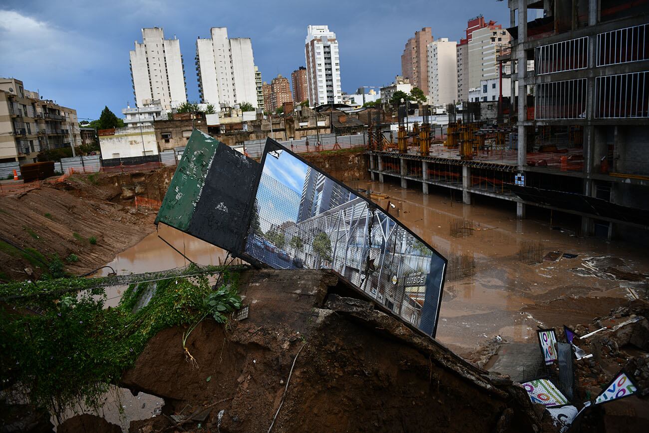 Un socavón de unos 30 metros en la avenida Vélez Sársfield.