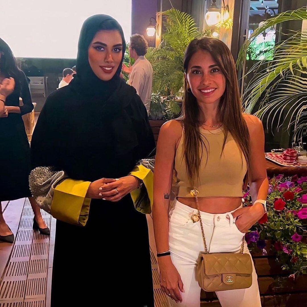 Antonela Roccuzzo es un imán en Qatar, todos quieren sacarse una foto con ella.