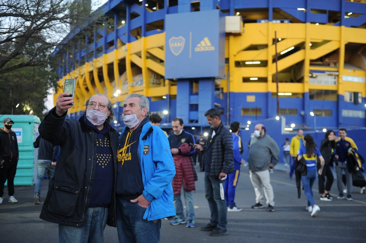 El retorno de los hinchas de Boca a su estadio este sábado. (Clarín).