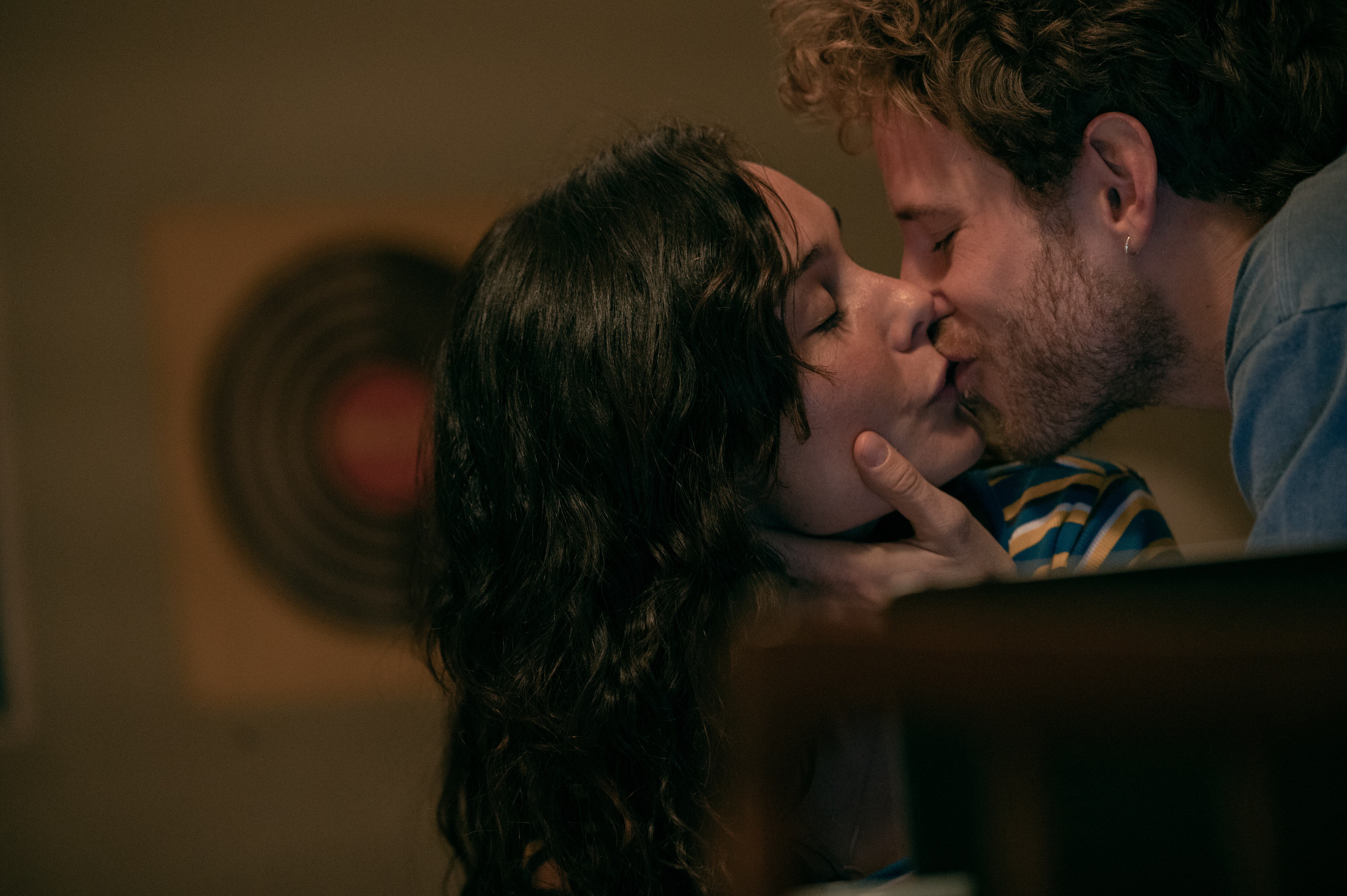 EL TIEMPO QUE TE DOY (L to R) NADIA DE SANTIAGO as LINA, ÁLVARO CERVANTES as NICO in episode 06 of EL TIEMPO QUE TE DOY. Cr. TXUCA PEREIRA/NETFLIX © 2020