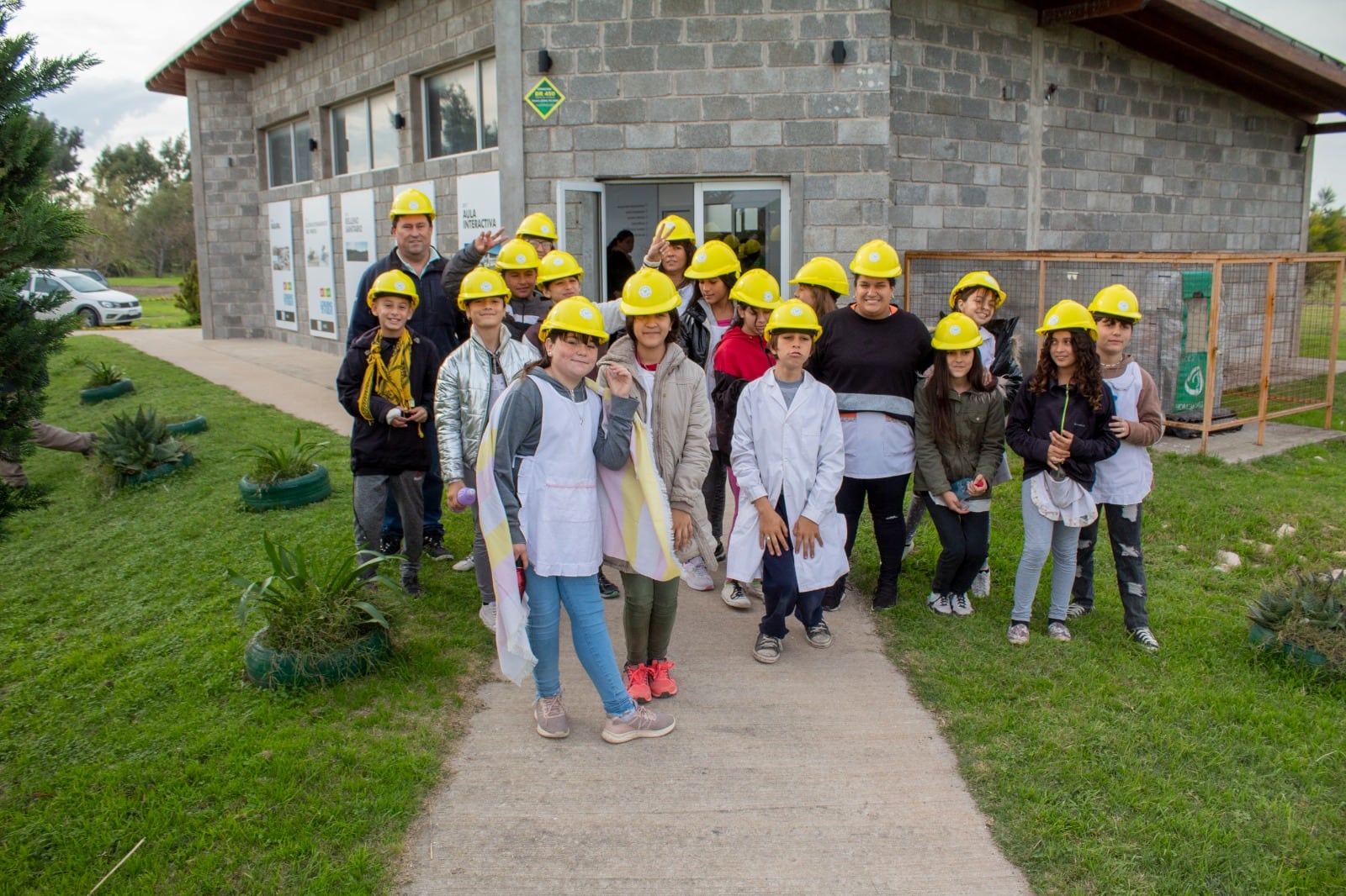 En el Día Mundial del Reciclaje alumnos de escuelas de Tres Arroyos plantaron árboles