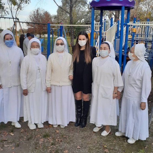 Pampita y Benjamín Vicuña inauguraron una plaza en honor a su hija.