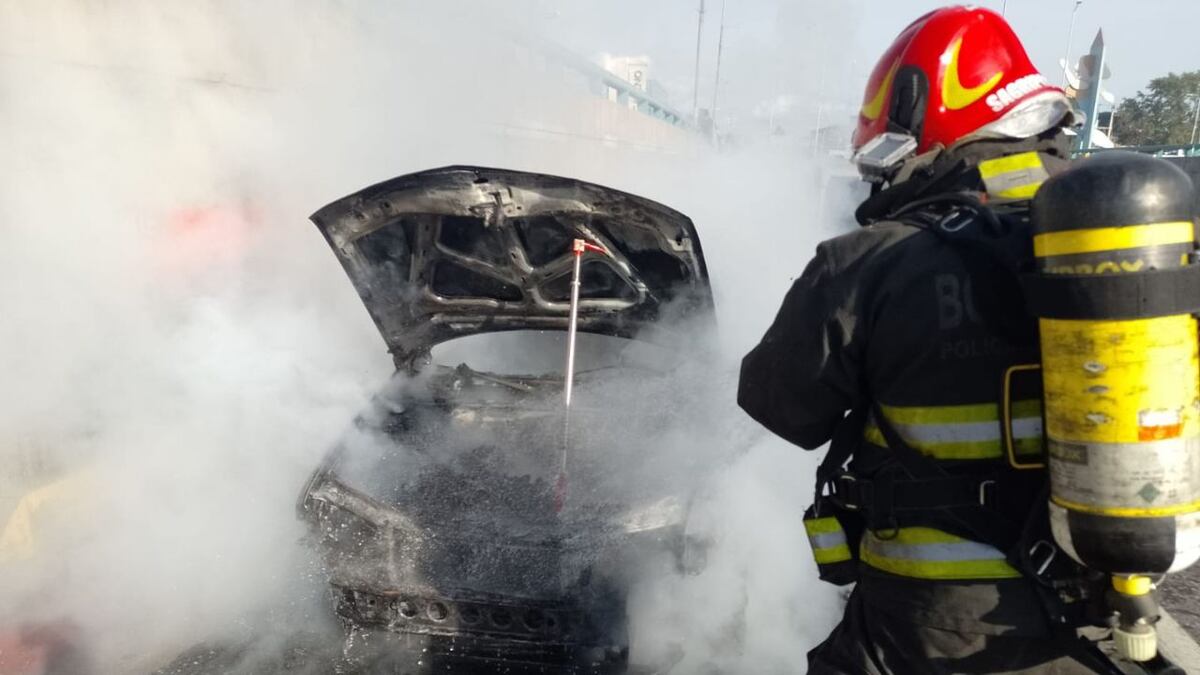 El video del auto que se incendió a la salida de un túnel en Córdoba