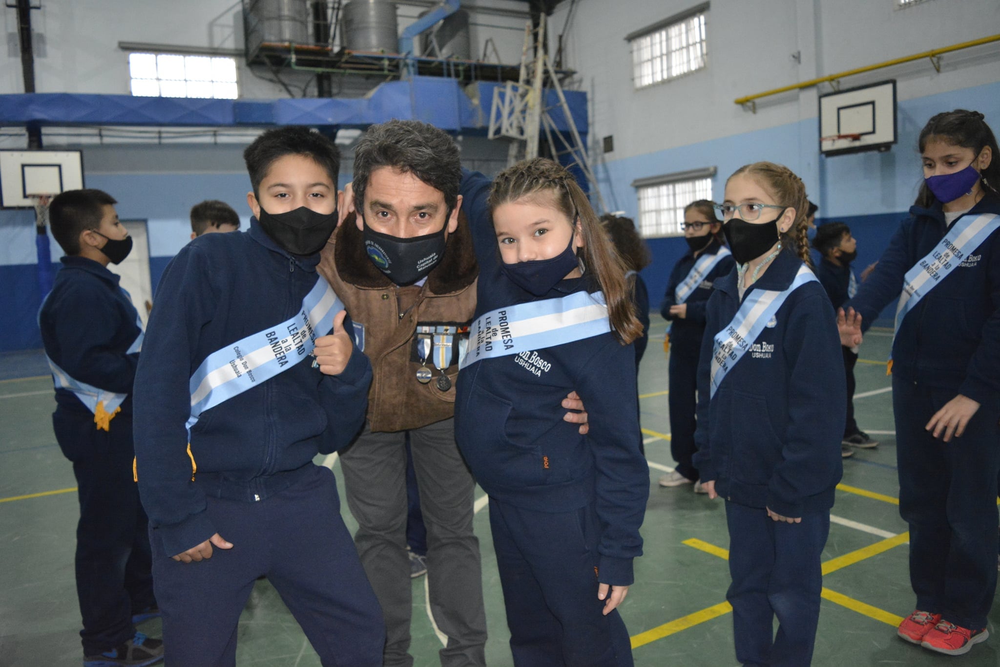 El VGM Arias se tomó fotografías con los alumnos que prometieron la Bandera. 