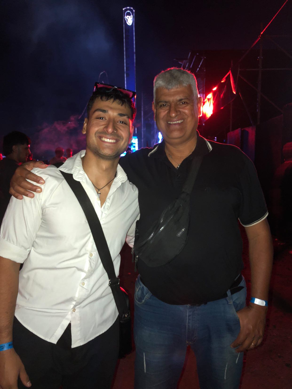 El joven y su padre en la fiesta de Carl Cox en La Fábrica, Córdoba.