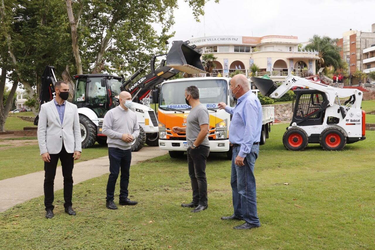 El intendente Daniel Gómez Gesteira junto al secretario de Gobierno, Darío Zeino en los Jardines Municipales.