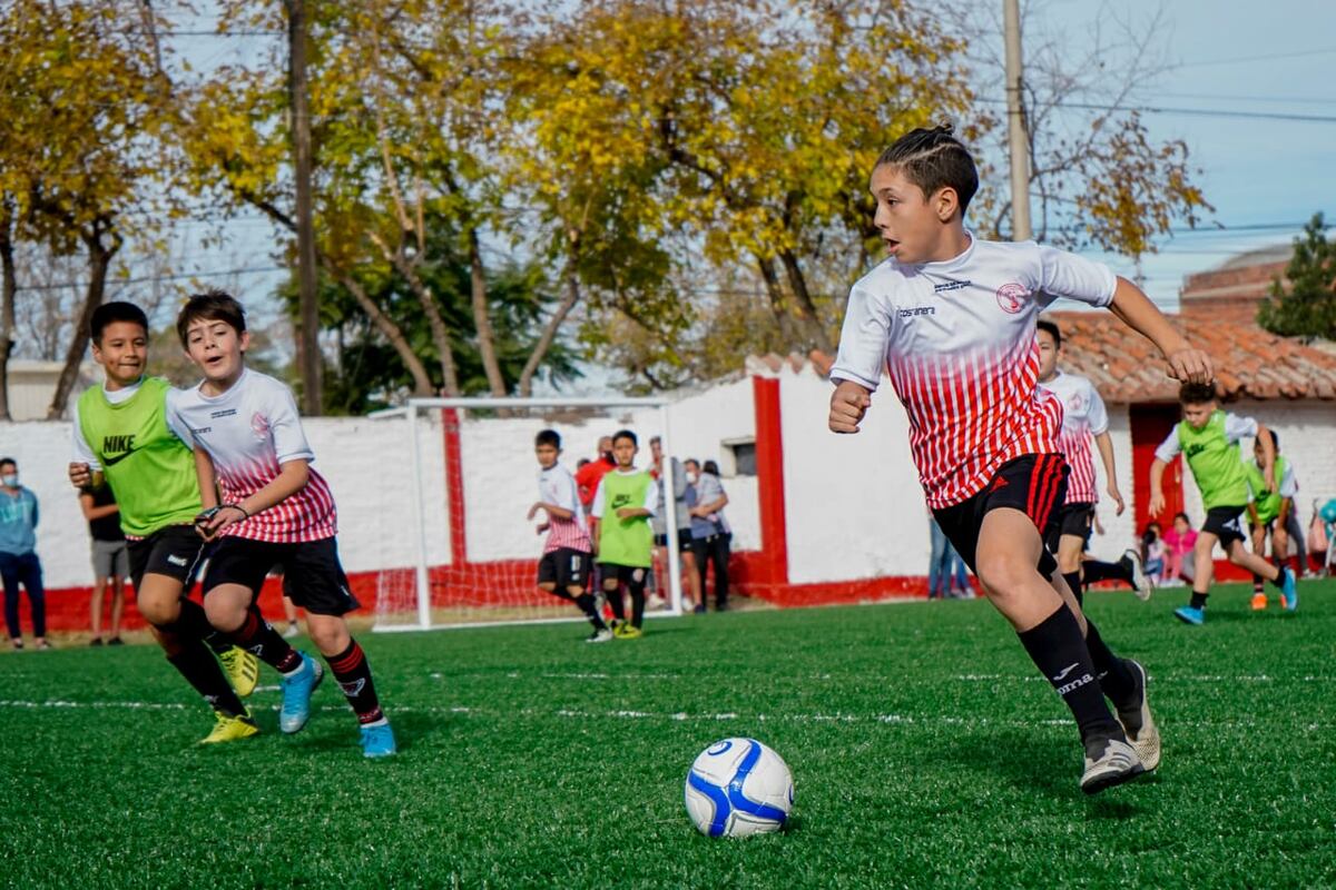El Club Huracán Las Heras inauguró dos canchas para más de 400 chicos del departamento
