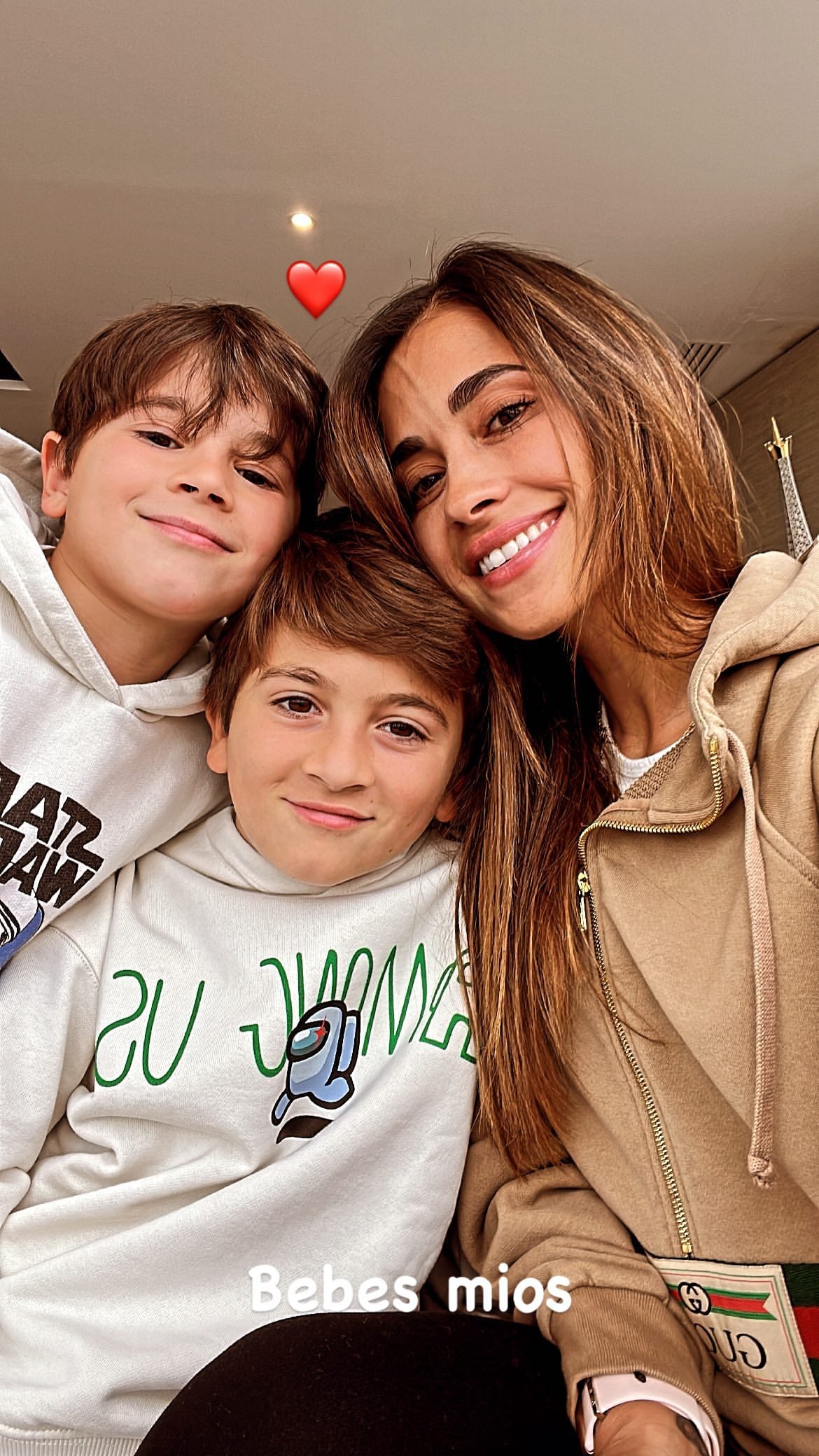 Antonela Roccuzzo junto a Thiago y Mateo Messi.