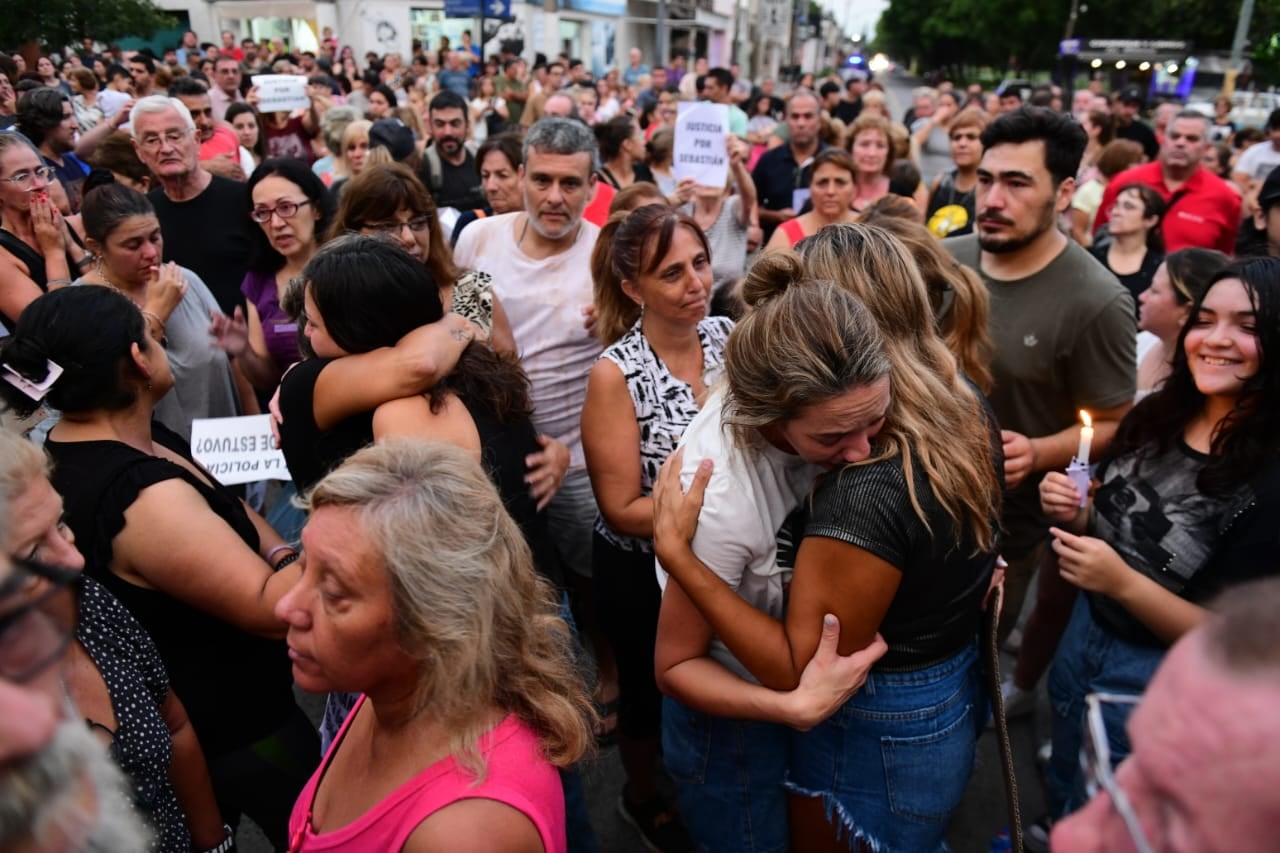 Familiares del hombre asesinado marchan por las calles de Yofre para pedir justicia.