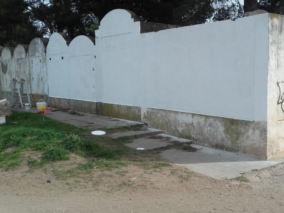 Trabajos de limpieza y pintura sobre el cerco perimetral del Cementerio Municipal