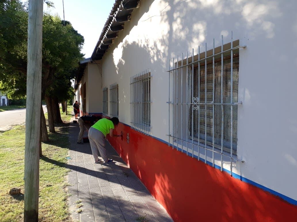 Juntaron dinero propio y pintaron su escuela