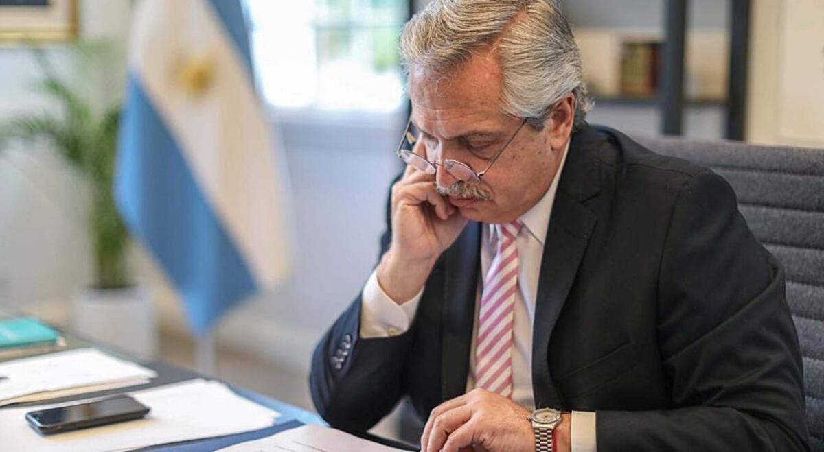 Alberto Fernández evoluciona en “forma favorable” de su cuadro de coronavirus y seguirá aislado